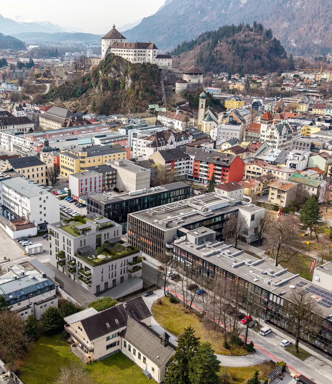 Luftaufnahme von Kufstein mit der Festung über der Altstadt, das Projekt an der Krankenhausgasse ist hervorgehoben
